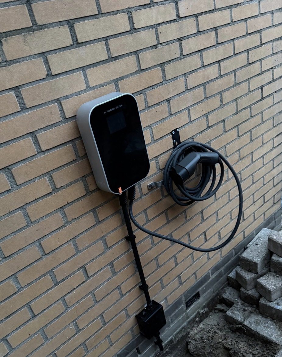 Laadpaal die wij aan een bakstenen gevel hebben gemonteerd en aangesloten